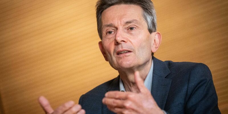 SPD-Fraktionschef Rolf Mützenich zieht eine deutliche rote Linie bei möglichen Kürzungen im Sozialsystem. - Foto: Michael Kappeler/dpa
