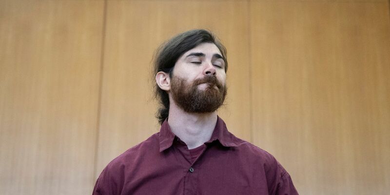 Der Angeklagte Franco A. im Hochsicherheitssaal des Oberlandesgerichts in Frankfurt am Main. - Foto: Boris Roessler/dpa