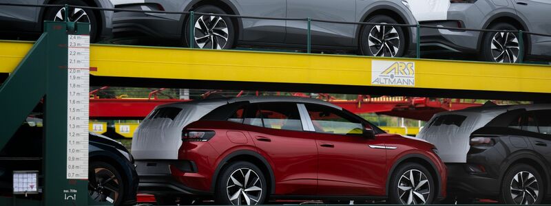 Die Produktion bei VW läuft auch nächste Woche weiter. (Archivbild) - Foto: Hendrik Schmidt/dpa