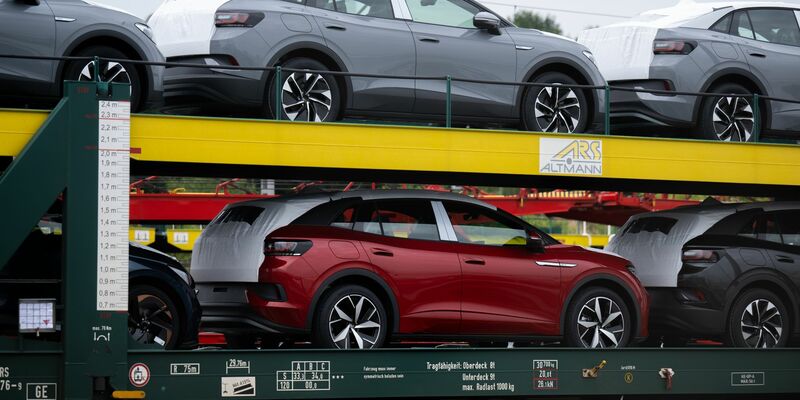 Die Nachfrage nach Elektroautos steigt weiter, insgesamt stagniert der Neuwagenmarkt in Deutschland aber. (Archivbild) - Foto: Hendrik Schmidt/dpa