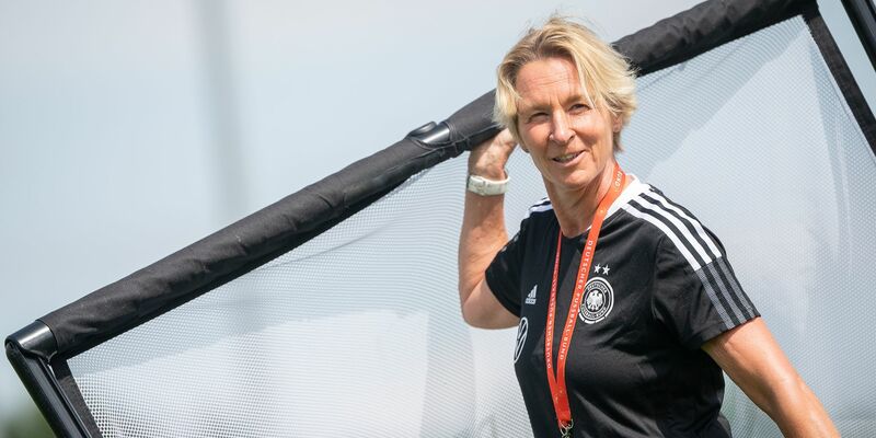 Ex-Bundestrainerin Martina Voss-Tecklenburg hat erstmals über ihre psychischen Probleme nach dem WM-Aus der deutschen Fußballerinnen gesprochen. - Foto: Sebastian Gollnow/dpa