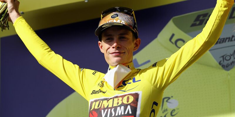 Der Däne Jonas Vingegaard geht im Gelben Trikot in die letzte Etappe der Tour. - Foto: David Pintens/BELGA/dpa