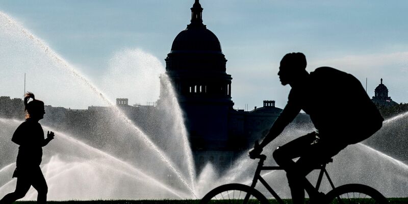 Hintern den Mauern des US-Kapitols hat der Senat einen Gesetzentwurf gebilligt, mit dem die staatliche Schuldenobergrenze vorerst ausgesetzt wird. - Foto: J. Scott Applewhite/AP/dpa