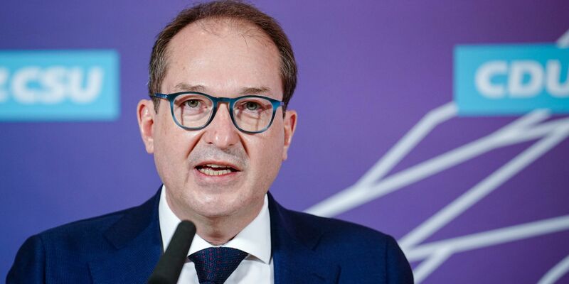 CSU-Landesgruppenchef Alexander Dobrindt fordert die Ampel-Koalition in Sachen Migrations-Begrenzung zu gemeinsamen Beschlüssen auf. - Foto: Kay Nietfeld/dpa