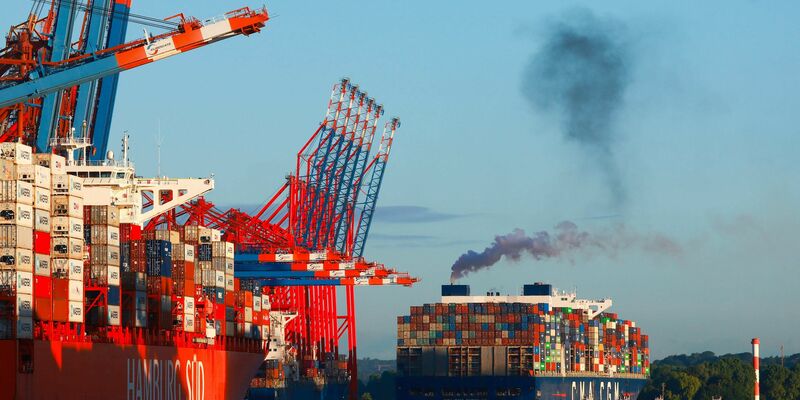 Zahlreiche Reisende warten auf einem vollen Bahnsteig am Hamburger Hauptbahnhof auf ihren Zug. - Foto: Christian Charisius/dpa