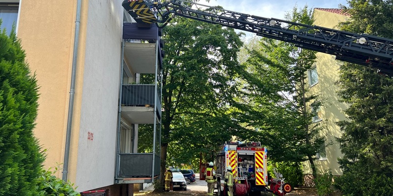FW-ROW: Großfeuer beschäftigt Feuerwehren - Lagerhalle gerät in Brand - Foto: presseportal.de