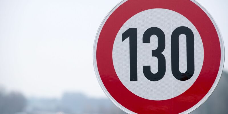 Ein Tempolimit könnte bedeuten, dass Autos höchstens 130 Kilometer pro Stunde fahren dürften. - Foto: Jens Büttner/dpa-Zentralbild/dpa
