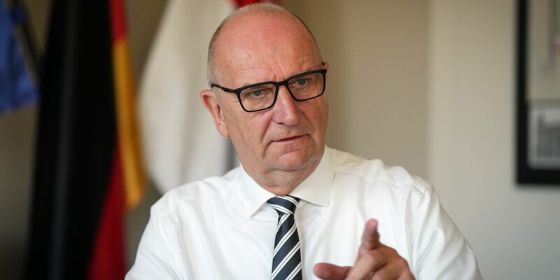 «Für Rechtsextremismus gibt es keinen Platz in Brandenburg», sagt Ministerpräsident Dietmar Woidke (SPD). - Foto: Soeren Stache/dpa