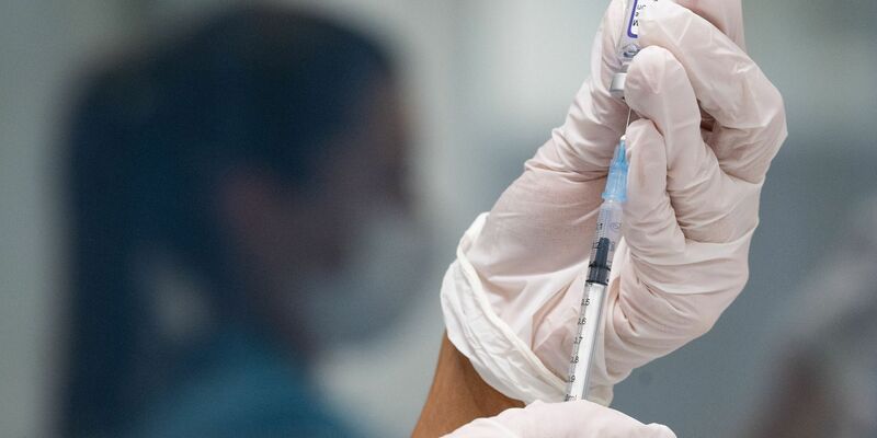 Ein an neue Varianten angepasster Corona-Impfstoff wird voraussichtlich ab dem 18. September in Arztpraxen und Apotheken erhältlich sein. - Foto: Marijan Murat/dpa