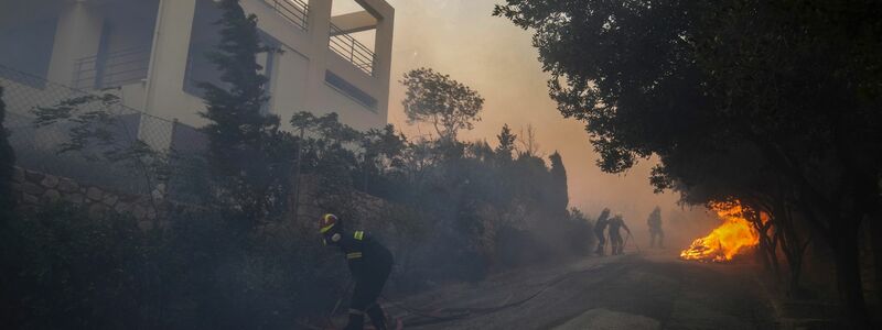 Hitzewellen und Waldbrände: Beeinflusst der Klimawandel künftig die Wahl des Reiseziels? - Foto: Thanassis Stavrakis/AP/dpa