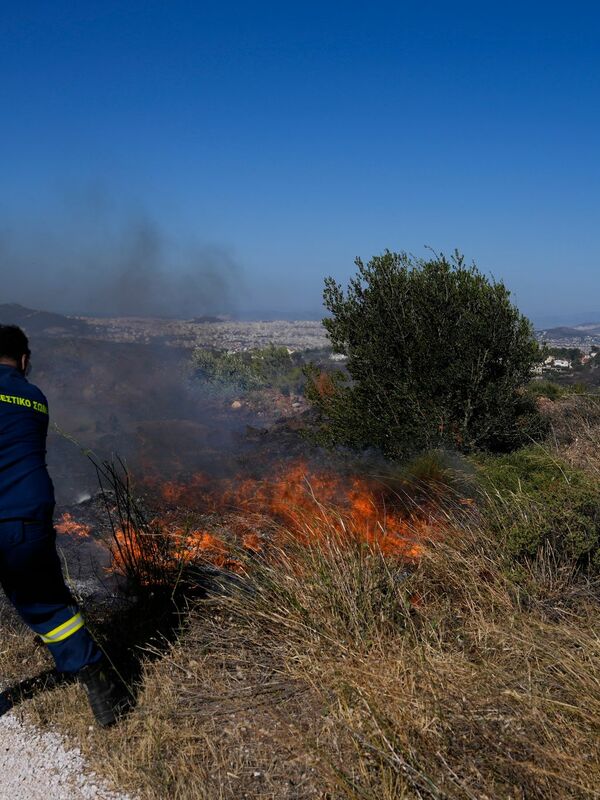 Le vent tombe, les pompiers avancent