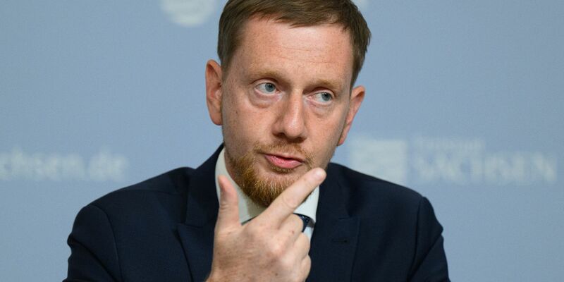Sachsens Ministerpräsident Michael Kretschmer fordert noch vor dem geplanten Gespräch zur Asylpolitik mit dem Kanzler eine Obergrenze bei der Aufnahme von Geflüchteten. - Foto: Robert Michael/dpa