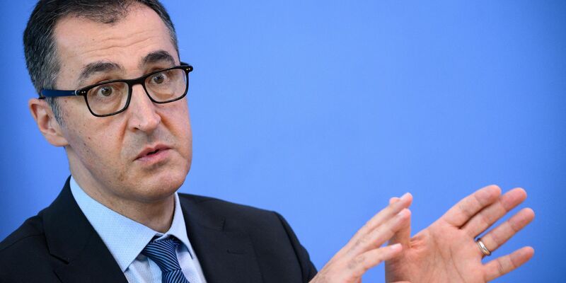 Gesetzespläne von Agrarminister Cem Özdemir (Grüne) sehen vor, dass Produkte mit zu viel Zucker, Fett und Salz zu bestimmten Tageszeiten nicht mehr im Fernsehen beworben werden dürfen. - Foto: Bernd von Jutrczenka/dpa