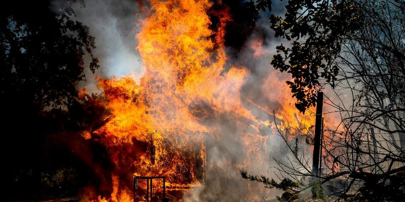 In den Bundesstaaten Kalifornien und New Mexico brennt es an mehreren Stellen. - Foto: Noah Berger/AP/dpa