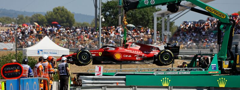 Am Haken: Der Ferrari von Charles Leclerc wird von Streckenposten entfernt, nachdem er in die Streckenbegrenzung gekracht ist. - Foto: Eric Gaillard/Pool Reuters via AP/dpa