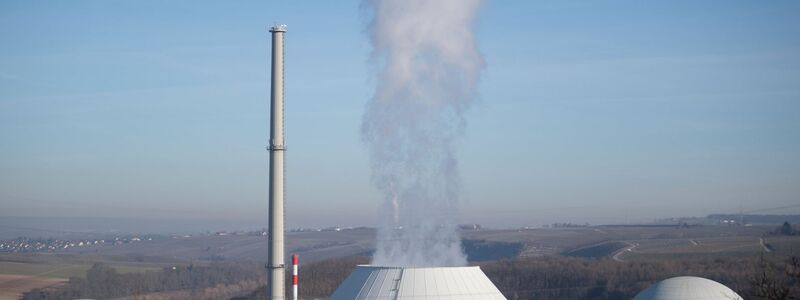 Dampf kommt aus dem Kühlturm (M) von Block 2 des Kernkraftwerks Neckarwestheim, daneben sind Block 1 (l.) und Block 2 (r.) des Atomkraftwerks zu sehen. - Foto: Marijan Murat/dpa