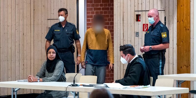 «Gefestigte judenfeindliche und rechtsextreme Geisteshaltung»: Der Beschuldigte (r.) und sein Anwalt. - Foto: Daniel Vogl/dpa