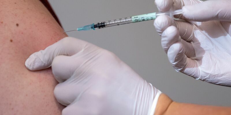 Für Corona-Impfungen kommt bald ein angepasstes Präparat in die Praxen. (Archivbild) - Foto: Sven Hoppe/dpa