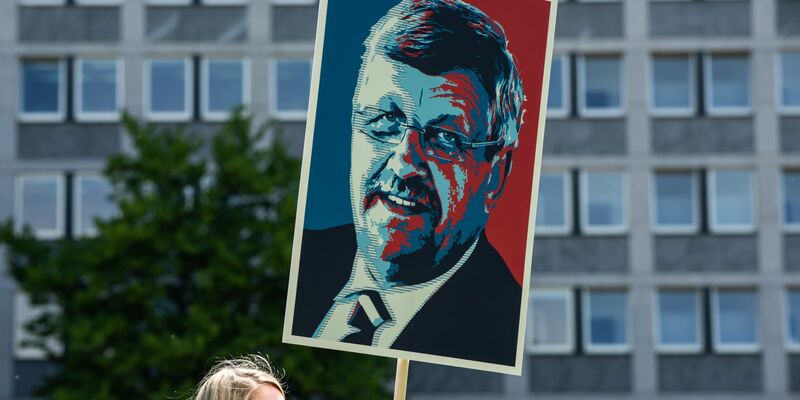 Walter Lübcke wurde mit einem Kopfschuss auf der Terrasse seines Wohnhauses getötet. - Foto: Swen Pförtner/dpa