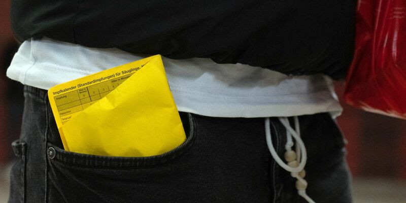 HPV wird über direkten Kontakt von Mensch zu Mensch übertragen (Symbolbild). - Foto: Sebastian Gollnow/dpa