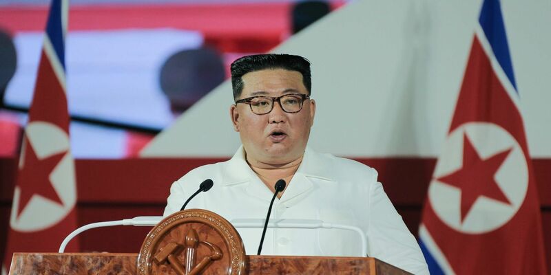 Kim Jong Un (r) und Kim Myeong-Uk, Kommandeur der Seestreitkräfte, beobachten den Test eines strategischen Marschflugkörpers. Das Bild wurde von der nordkoreanischen Regierung zur Verfügung gestellt. - Foto: KCNA/dpa