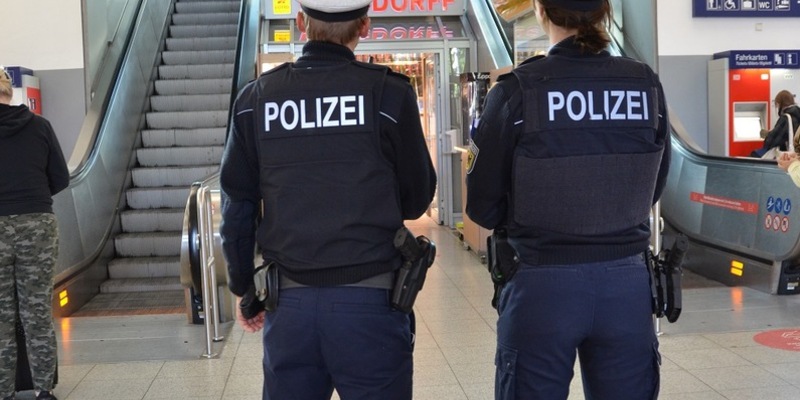 Bundespolizeidirektion München: 18-Jähriger will Bundespolizisten die Rolltreppe hinunterstoßen - Foto: presseportal.de