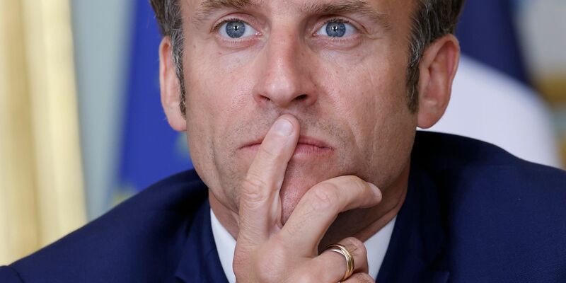 Brachte die Debatte über eine mögliche Entsendung von Bodentruppen in die Ukraine ins Rollen: Emmanuel Macron. - Foto: Ludovic Marin/AFP/AP/dpa
