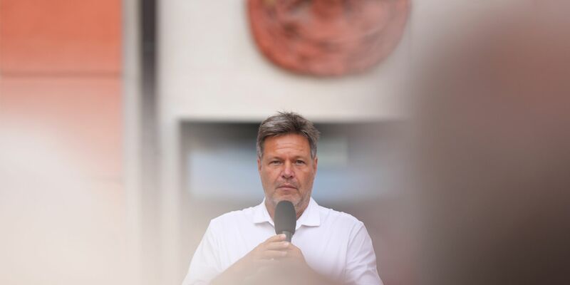 Er ist wieder da: Robert Habeck ist zurück auf der Plattform X. - Foto: Soeren Stache/dpa