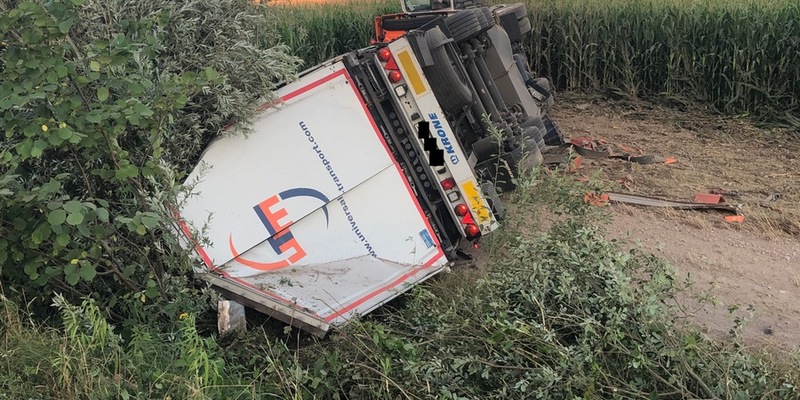 LPI-NDH: Lkw verunfallt - hoher Sachschaden verursacht - Foto: presseportal.de