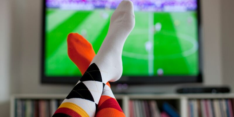 Zur Fußball-EM zog beim Händler Expert die Nachfrage nach Fernsehgeräten an. (Symbolbild) - Foto: Rolf Vennenbernd/dpa