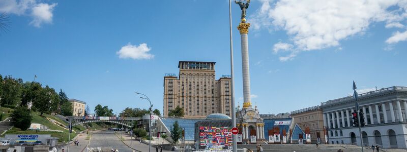 Blick von einem Hotel aus auf die Stadt Kiew. - Foto: Christophe Gateau/dpa