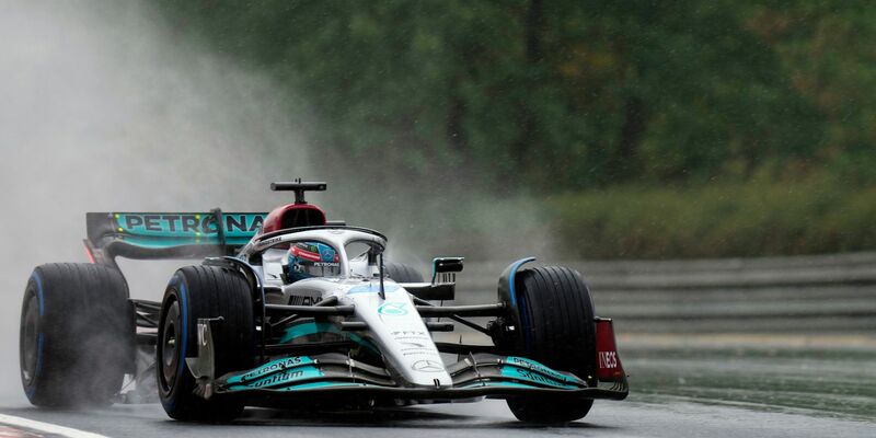 Würde sich über Max Verstappen als Teamkollegen freuen: Mercedes-Pilot George Russell. - Foto: Darko Bandic/AP/dpa