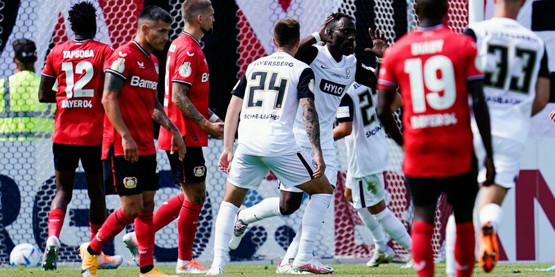 Frankfurts Aurelio Buta ist nach dem Pokal-Aus tief enttäuscht. - Foto: Uwe Anspach/dpa