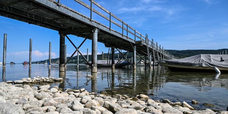 Nebel bedeckt bei Sonnenaufgang den Bodensee, während im Hintergrund die Alpen zu sehen sind. - Foto: Felix Kästle/dpa