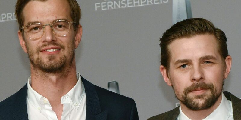 Die Moderatoren Joko Winterscheidt (l) und Klaas Heufer-Umlauf werden vermutlich noch dieses Jahr eine neue Show bekommen. - Foto: Henning Kaiser/dpa