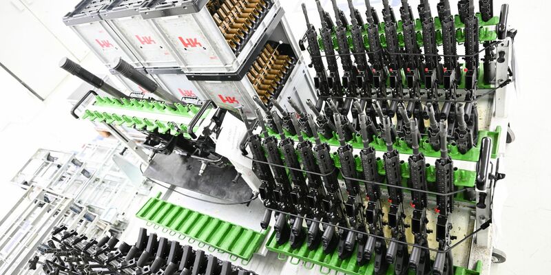 Fertige Sturmgewehre stehen aufgereiht in der Produktionshalle des Waffenherstellers Heckler & Koch in Oberndorf. - Foto: Bernd Weißbrod/dpa