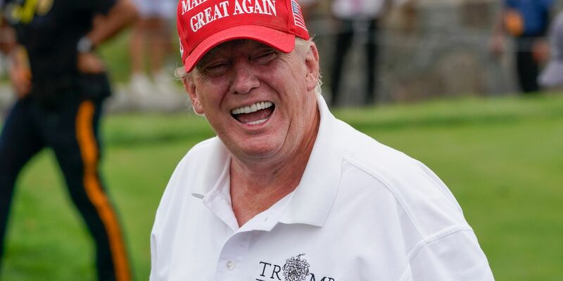 Donald Trump sitzt im Gerichtssaal des New York Supreme Court. - Foto: Seth Wenig/AP/dpa
