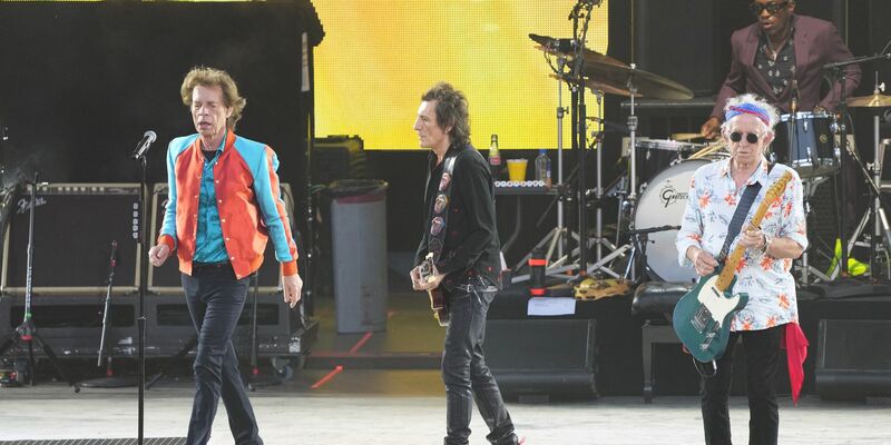 Ron Wood (l-r), Mick Jagger und Keith Richards und Steve Jordan bringen möglicherweise ein neues Album heraus. - Foto: Soeren Stache/dpa
