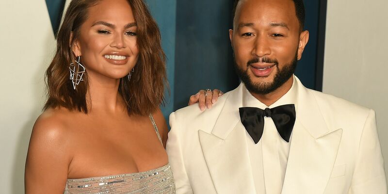 Das amerikanische Model Chrissy Teigen (l) und ihr Ehemann John Legend bei der 94. Oscar-Verleihung. - Foto: Imagespace/imageSPACE via ZUMA Press Wire/dpa