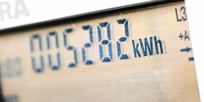 Ein Wechsel des Stromanbieters kann Geld sparen, sagen Verbraucherschützer. Ein paar Dinge sollten Haushalte allerdings beachten. (Archivbild) - Foto: Bernd Weißbrod/dpa