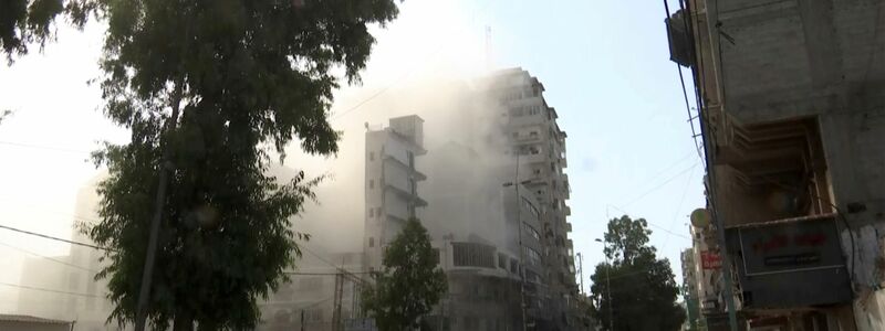 Rauch umgibt ein hohes Gebäude nach einem israelischen Luftangriff. Israelische Streitkräfte haben bei Luftangriffen auf den Gazastreifen den Militärchef der extremistischen Palästinenserorganisation Islamischer Dschihad (PIJ) getötet. - Foto: Uncredited/AP/dpa
