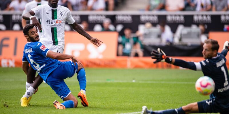 Nathan Ngoumou (r) rettete Gladbach den Sieg. - Foto: Marius Becker/dpa