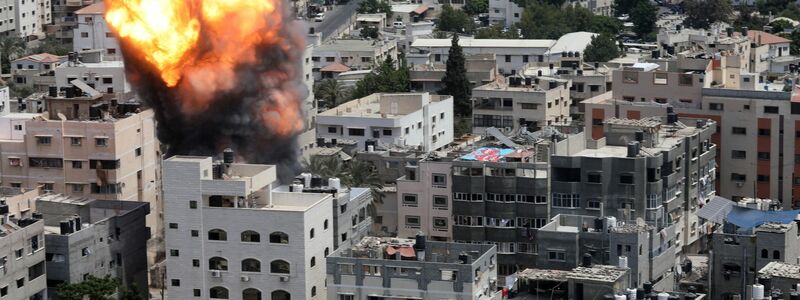 Rauch und Feuer steigen nach einem israelischen Angriff in Gaza-Stadt aus einem Gebäude. - Foto: Ahmed Zakot/SOPA/ZUMA/dpa