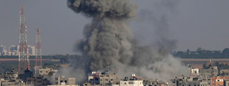 Rauch steigt nach israelischen Luftangriffen aus einem Wohnhaus in Gaza auf. - Foto: Adel Hana/AP/dpa