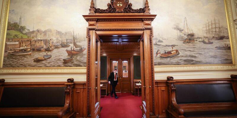 OpenAI und SAP wollen künftig Rathäuser und andere öffentliche Einrichtungen in Deutschland mit KI-Anwendungen versorgen.  - Foto: Christian Charisius/dpa