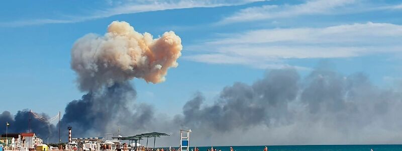 Am Strand von Saky steigt Rauch nach einer Explosion auf. - Foto: AP/dpa