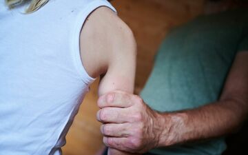 Die Jugendämter stellten 2024 bei rund 72.800 Kindern oder Jugendlichen eine Gefährdung fest. (Symbolbild) - Foto: Annette Riedl/dpa