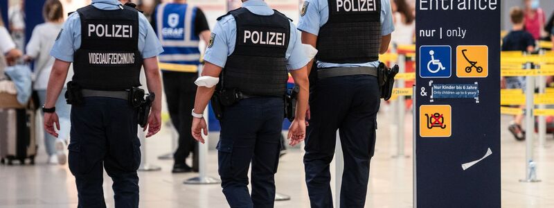 Beamte der Bundespolizei an den Sicherheitskontrollen des Flughafens Köln/Bonn. - Foto: Marius Becker/dpa