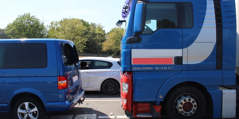 POL-DN: Verkehrsunfall mit zwei Schwerverletzen - Foto: presseportal.de