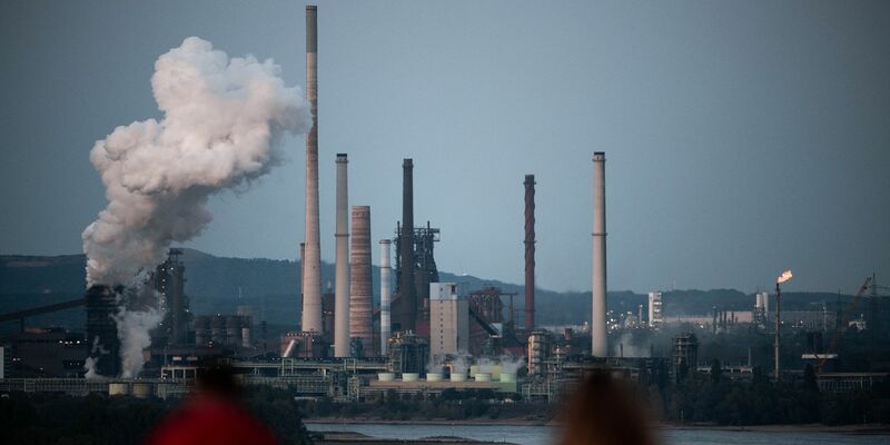 Thyssenkrupp belädt wegen der niedrigen Wasserstände seine Schiffe etwas weniger, um den Tiefgang zu verringern. (Archivbild) - Foto: Fabian Strauch/dpa